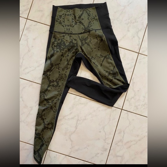 Lululemon green and black patterned leggings - Picture 1 of 1